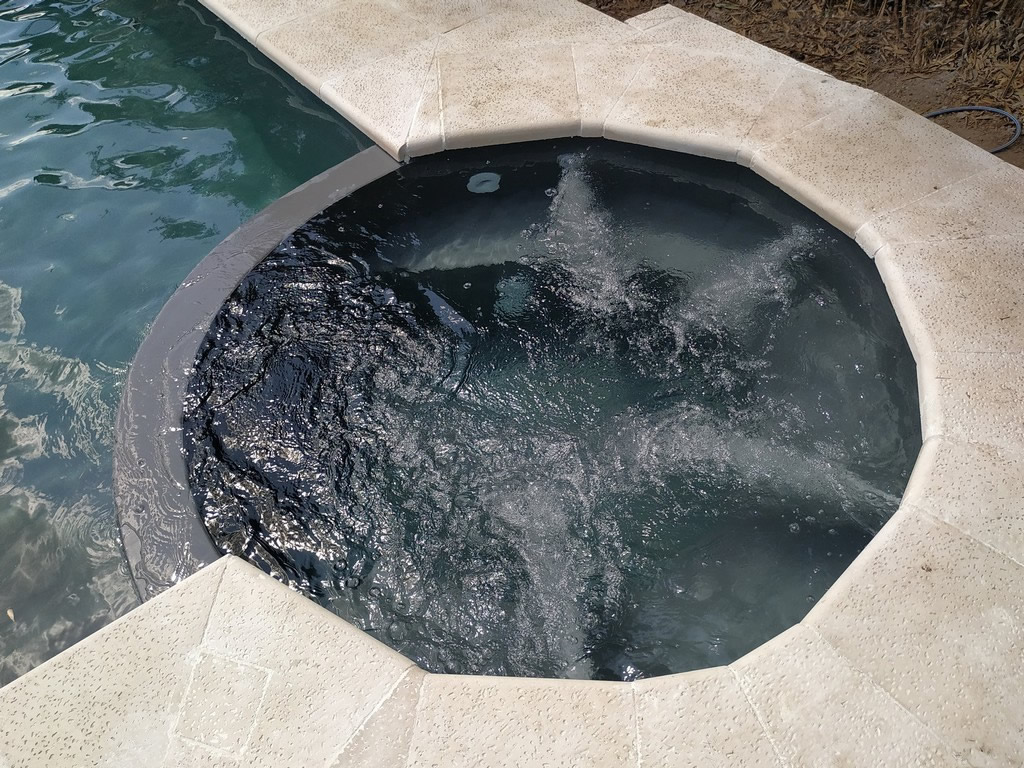 Gris Anthracite es una de las membranas armadas más populares que Cefil Pool instala en piscinas
