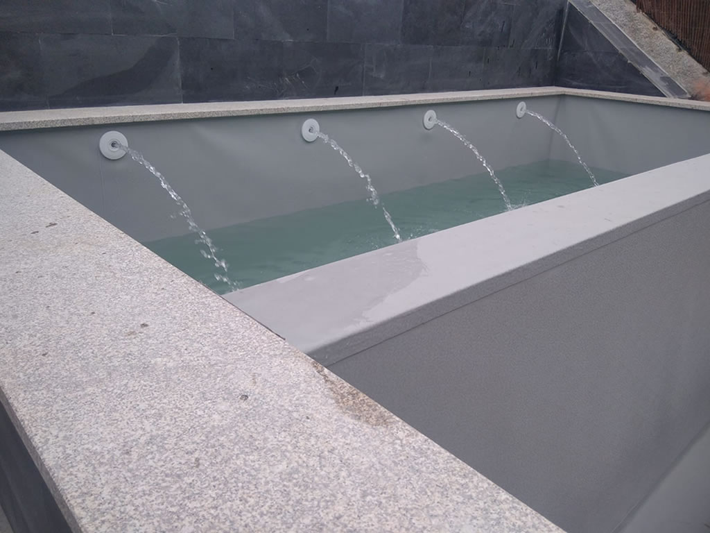 Gris clair es una de las membranas armadas más populares que Cefil Pool instala en piscinas