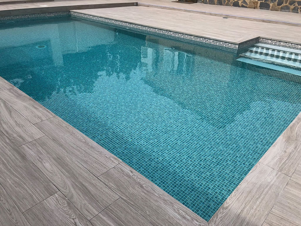 Mediterráneo gris es una de las membranas armadas más populares que Cefil Pool instala en piscinas