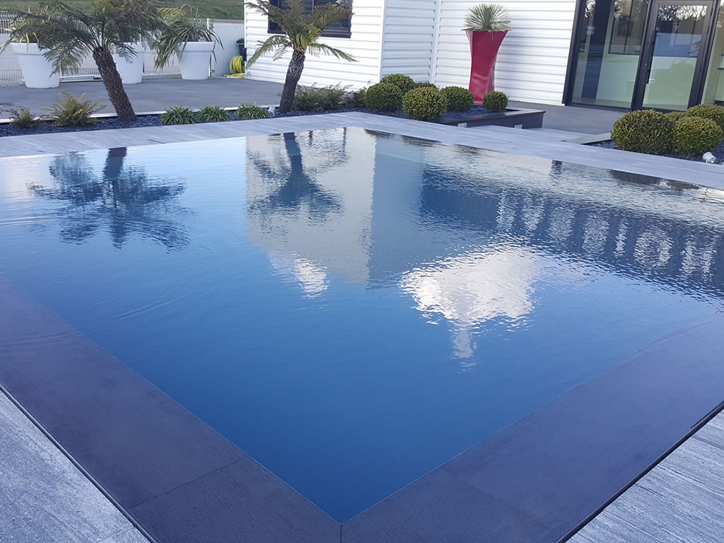 Gris anthracite Reflection es una de las membranas armadas más populares que Cefil Pool instala en piscinas