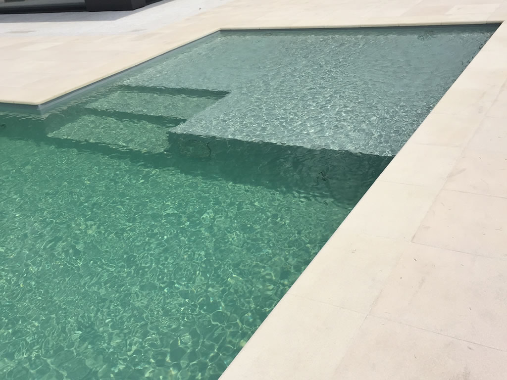 Gris clair Tesela es una de las membranas armadas más populares que Cefil Pool instala en piscinas