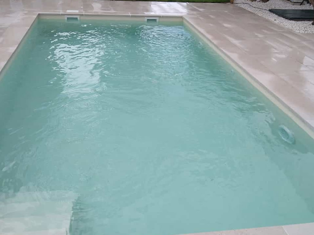 Sable Reflection es una de las membranas armadas unicolor más populares que Cefil Pool instala en piscinas