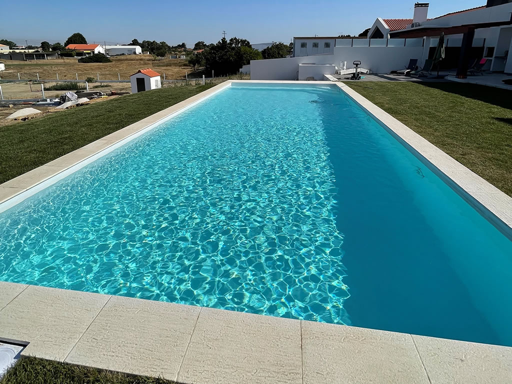 Inter Comfort es una de las membranas armadas antideslizante más populares que Cefil Pool instala en piscinas